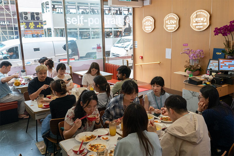 餐館內(nèi)人滿為患.jpg